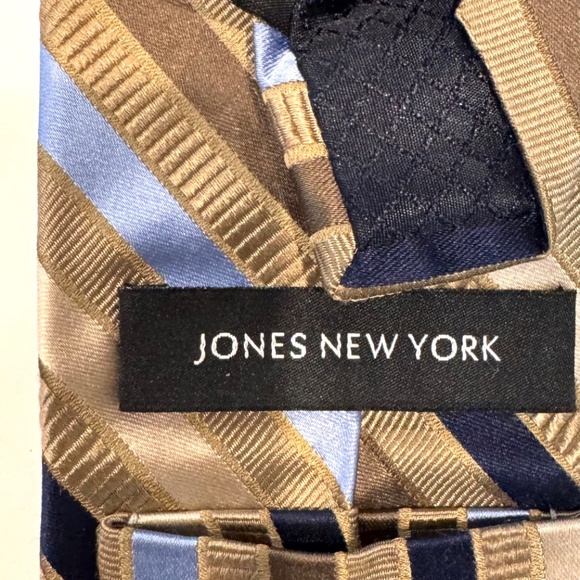 Four Men's 100% Silk Ties Platinum Designs, Jones NY, Etc. - Picture 8 of 9